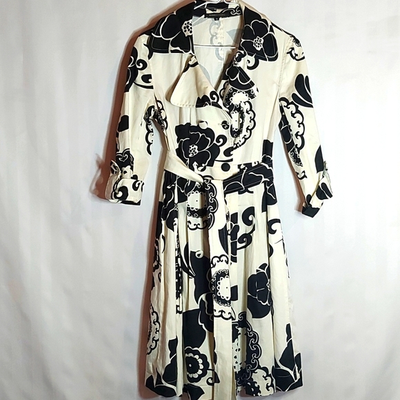 BCBGMaxAzria Dresses & Skirts - BCBGMAXAZRIA LIGHT TRENCH JACKET!